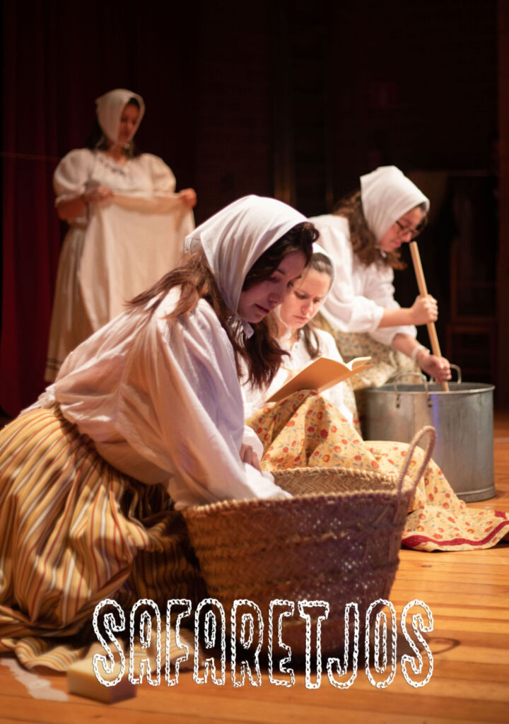 Actrices en el escenario interpretando la obra Safaretjos con vestimenta tradicional, producción de teatro independiente en Madrid.