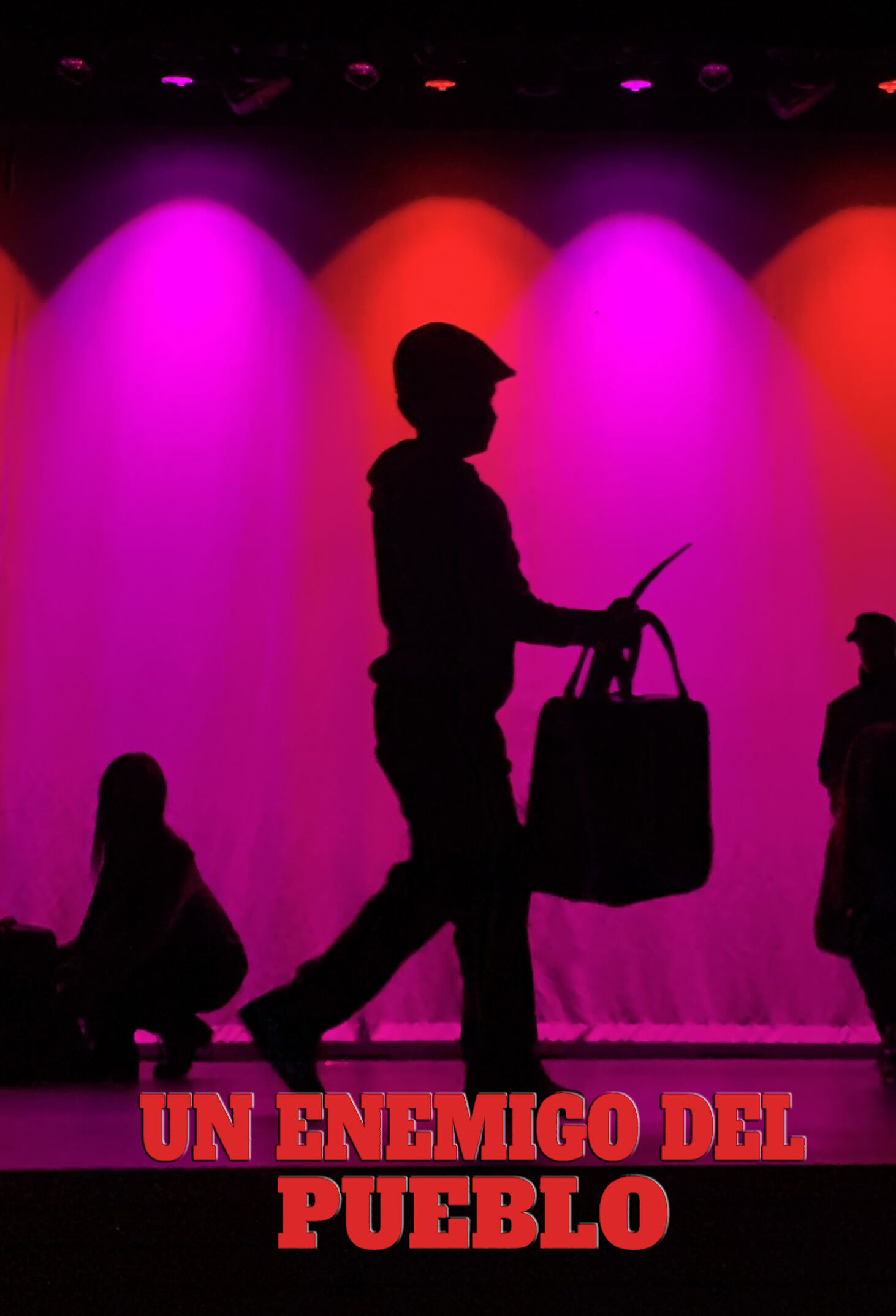 Silueta de un actor caminando por el escenario bajo iluminación rosa para la obra Un enemigo del pueblo, de la compañía Quilombo.